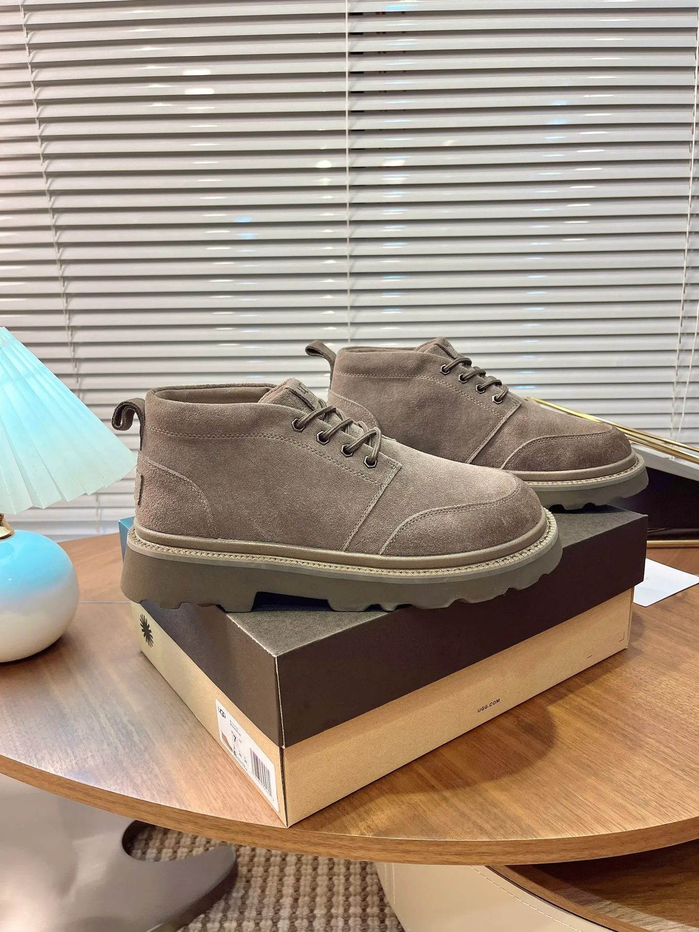 [UGG] P: 580💰 Size: 40 to 44 (45 custom-made) 2025 new style 𝑼𝑮𝑮•Men's ◾️. Winter snow boots and fur shoes. The matching coefficient is also 100%. 💥Good-looking✨Fully fashionable and full of aura when worn📈 Lager casual boots, lace-up style. The heels are decorated with hot embossed brand logos. Item No.: 1171113 Upper: high-quality cow suede Lining: sheepskin imported from Australia 🐑The inner lining is made of Australian lamb wool Outsole: EVA non-slip outsole.